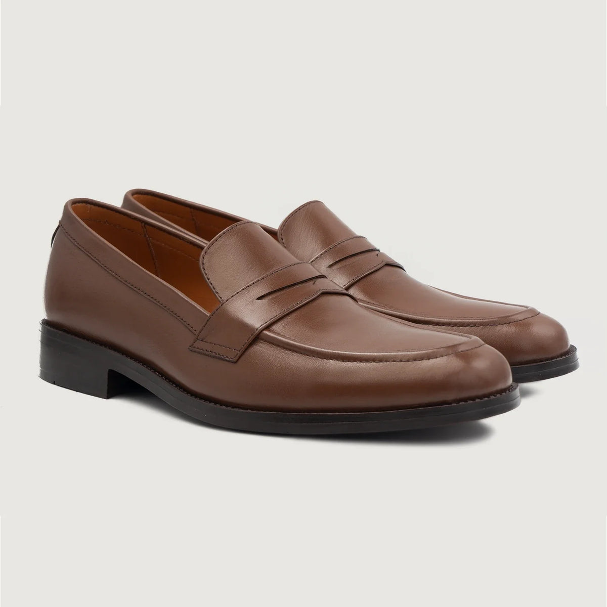 Baxton Marron Mocassins en cuir pour Homme in Brown Full-Grain Leather - Vue de profil | Acheter en ligne