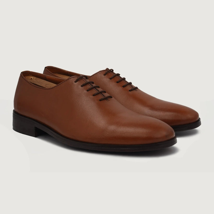 Director Wholecut Camel Leather Shoes pour Homme