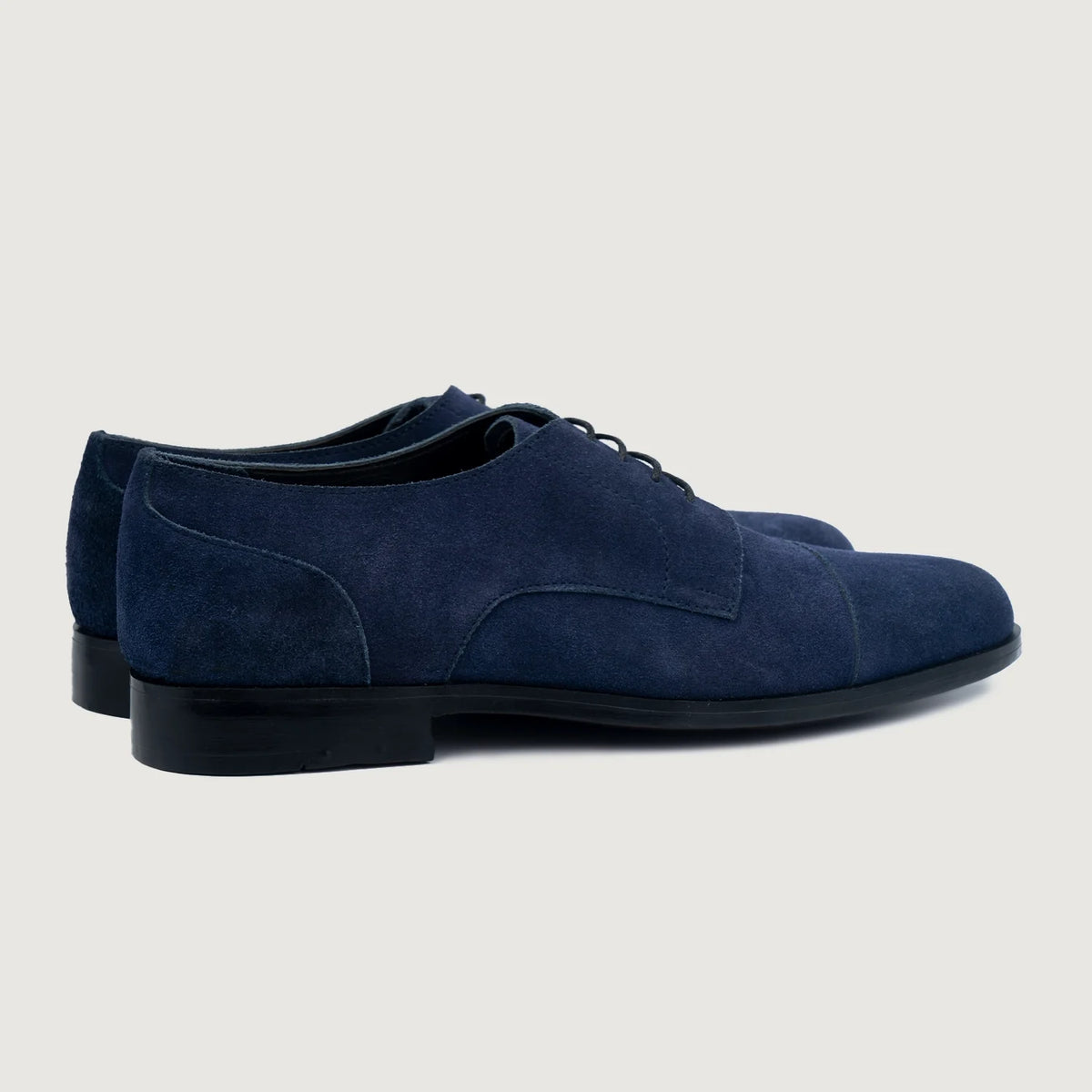 High-Traction Rubber Outsole & Lug Tread Pattern on Attorney Derby Midnight Bleu Suede Chaussures en cuir pour Homme For Men