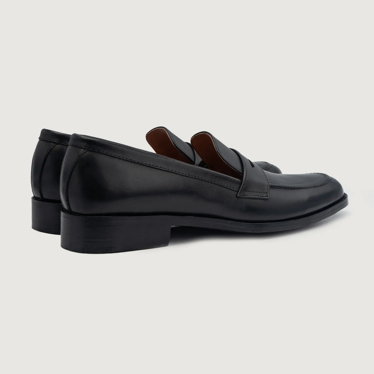 High-Traction Rubber Outsole & Lug Tread Pattern on Baxton Noir Mocassins en cuir pour Homme For Men