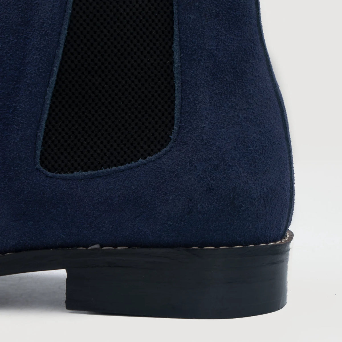 High-Traction Rubber Outsole & Lug Tread Pattern on Clarkson Chelsea Midnight Bleu Suede Bottines en cuir pour Homme For Men