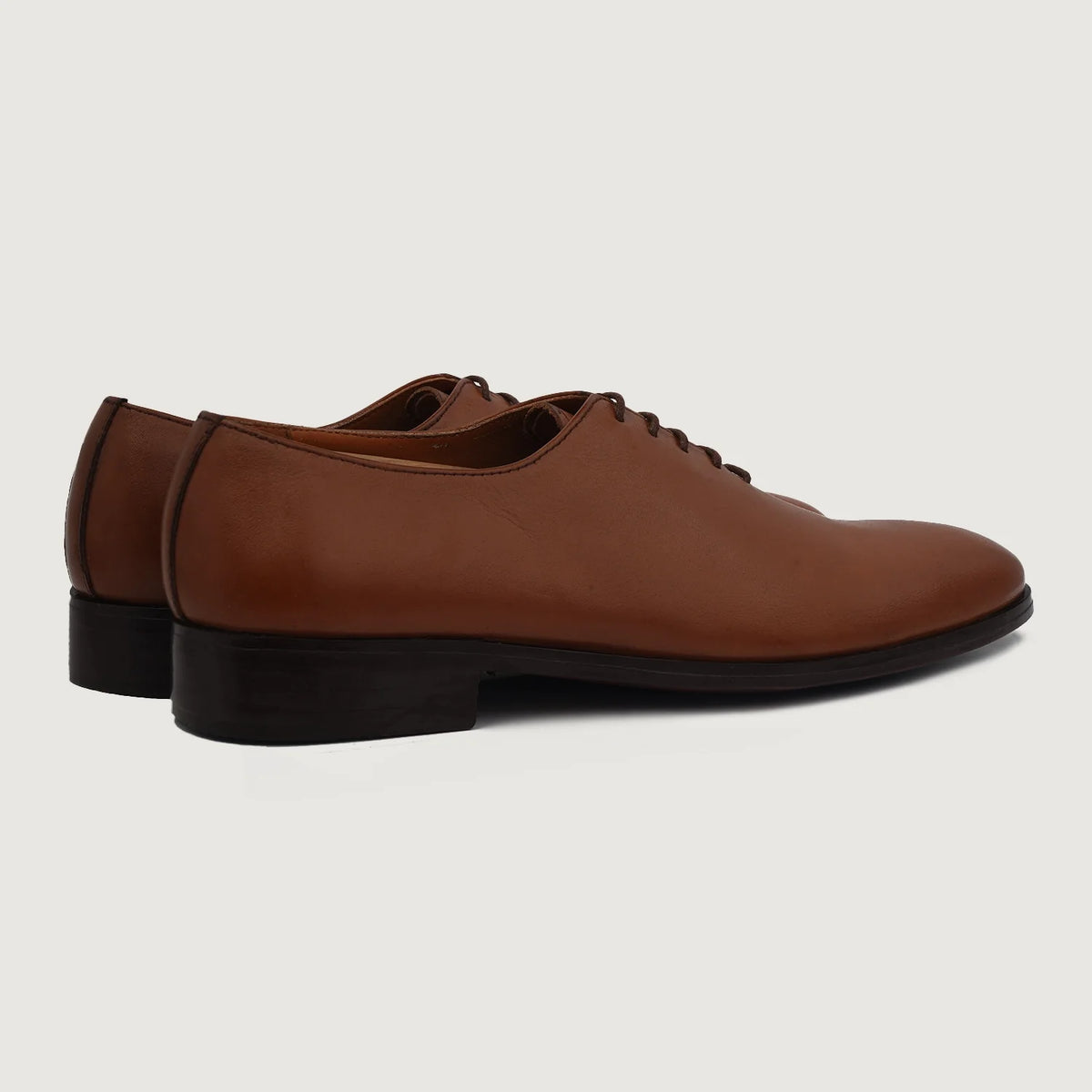 Vue détaillée of Classic Collar & Heavy-Duty Zipper Hardware on Director Wholecut Camel Chaussures en cuir pour Homme