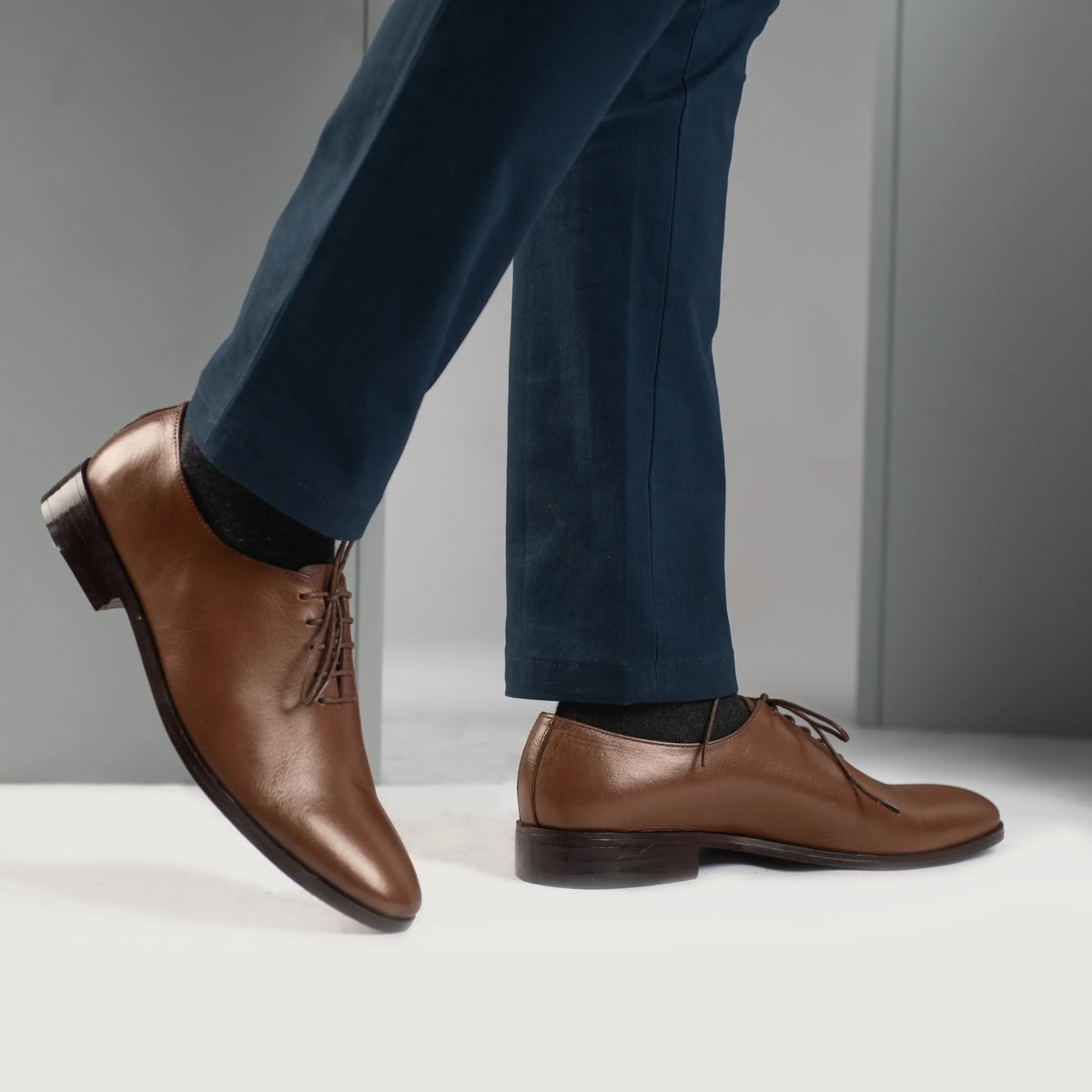 Perspective portée de Director Wholecut Camel Chaussures en cuir pour Homme sur modèle - Tombé naturel à la lumière du jour