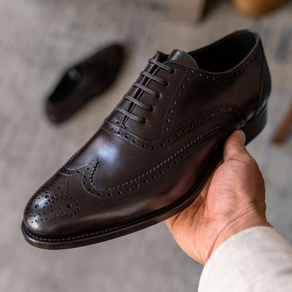 Tailored Rib Cuffs & Hem Craftsmanship Construction Detail on Aviator Chocolat Mocassins en cuir pour Homme