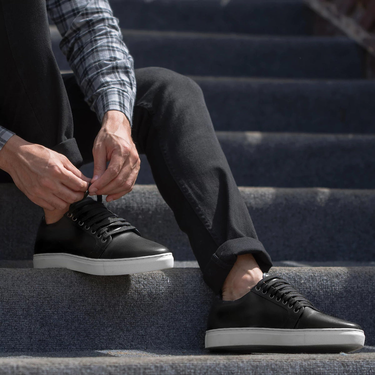 High-Traction Rubber Outsole & Lug Tread Pattern on Murphy Low Top Noir Baskets en cuir pour Homme