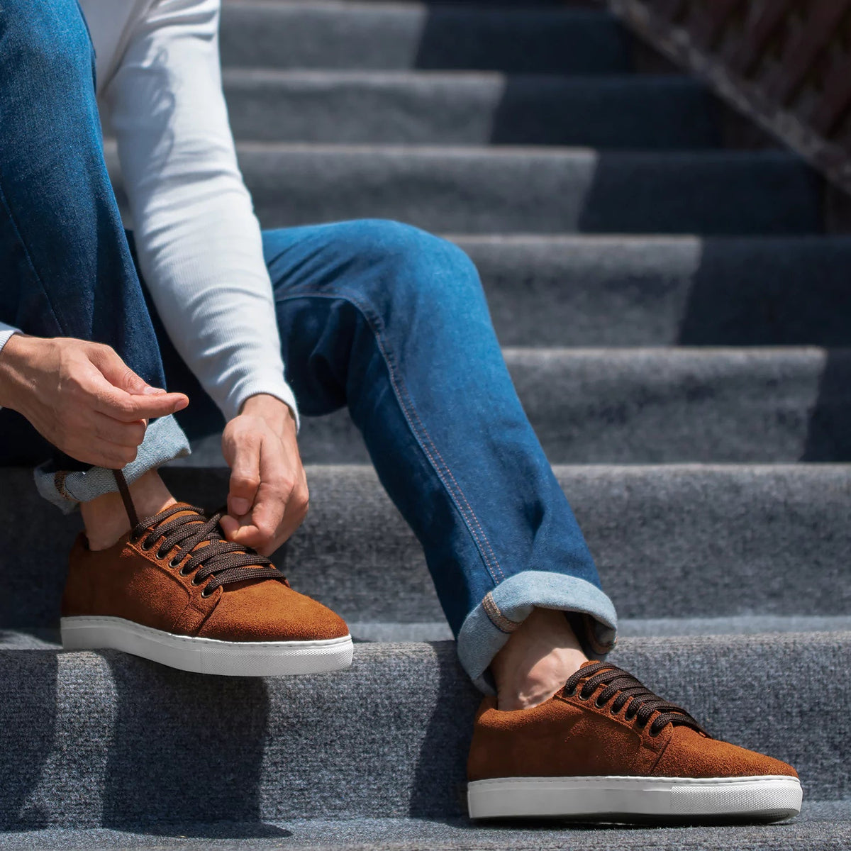 High-Traction Rubber Outsole & Lug Tread Pattern on Murphy Low Top Marron Suede Baskets pour Homme