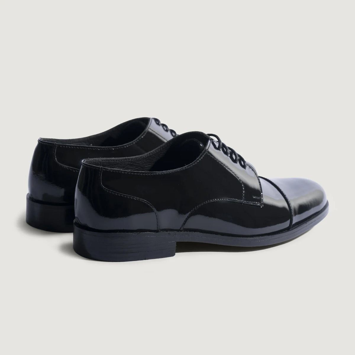 High-Traction Rubber Outsole & Lug Tread Pattern on Attorney Derby Noir Chaussures en cuir verni pour Homme For Men