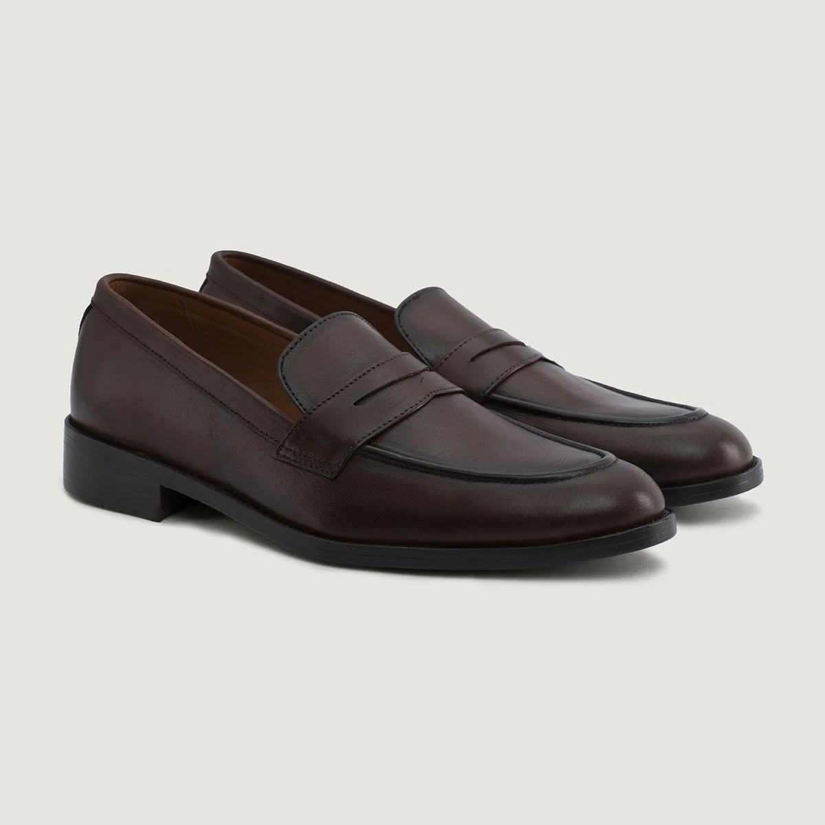 Baxton Burnished Marron Mocassins en cuir pour Homme For Men in Burnished Brown Full-Grain Leather - Vue de profil | Acheter en ligne