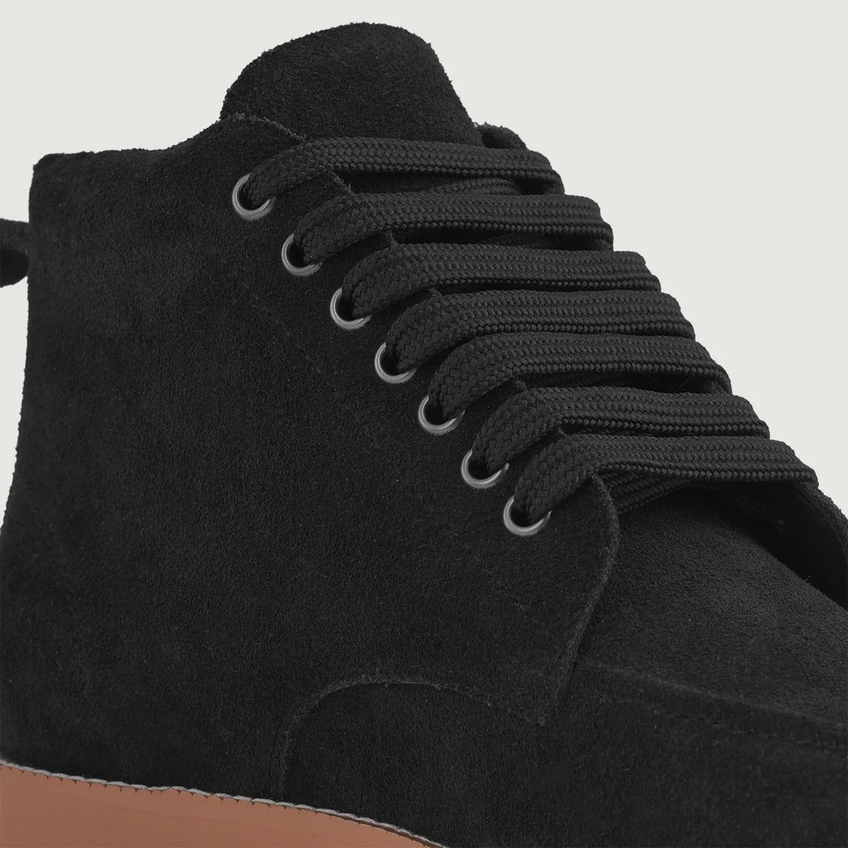 High-Traction Rubber Outsole & Lug Tread Pattern on Bearman Bottines Moc Toe en daim noir pour Homme