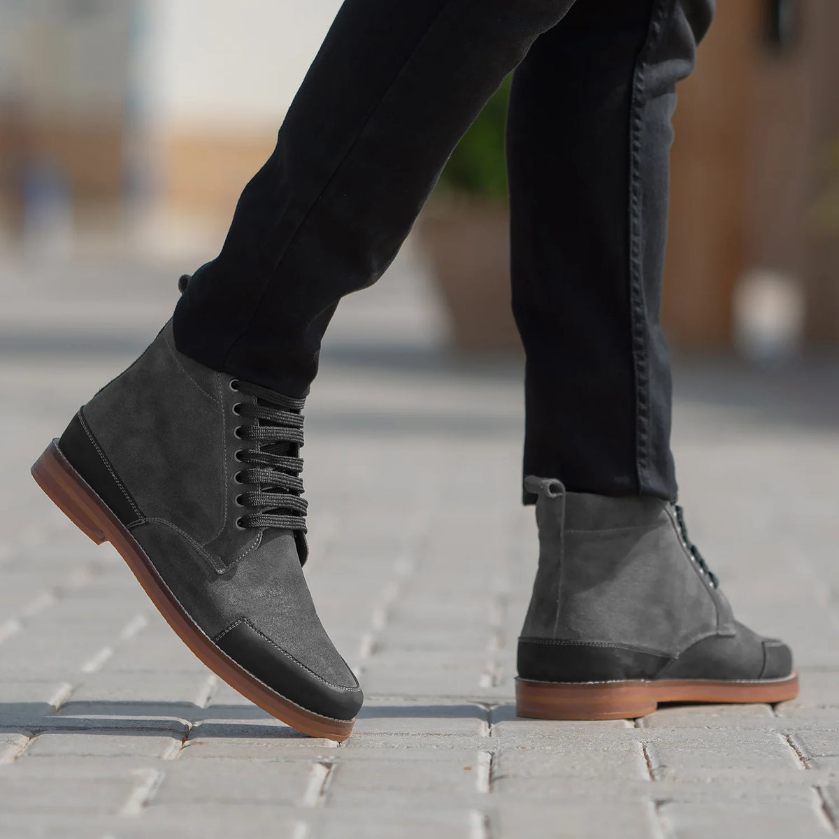 Distressed Grey Goatskin Suede Leather Boots - Montage cousu Goodyear & détail de l'embout avant