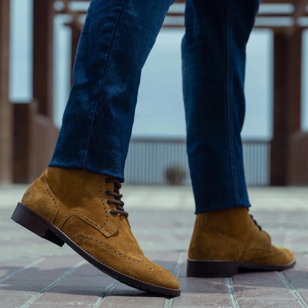 Perspective portée de Duster Brogues Derby Marron Suede Bottines en cuir - StudGuard pour Homme sur modèle - Tombé naturel à la lumière du jour