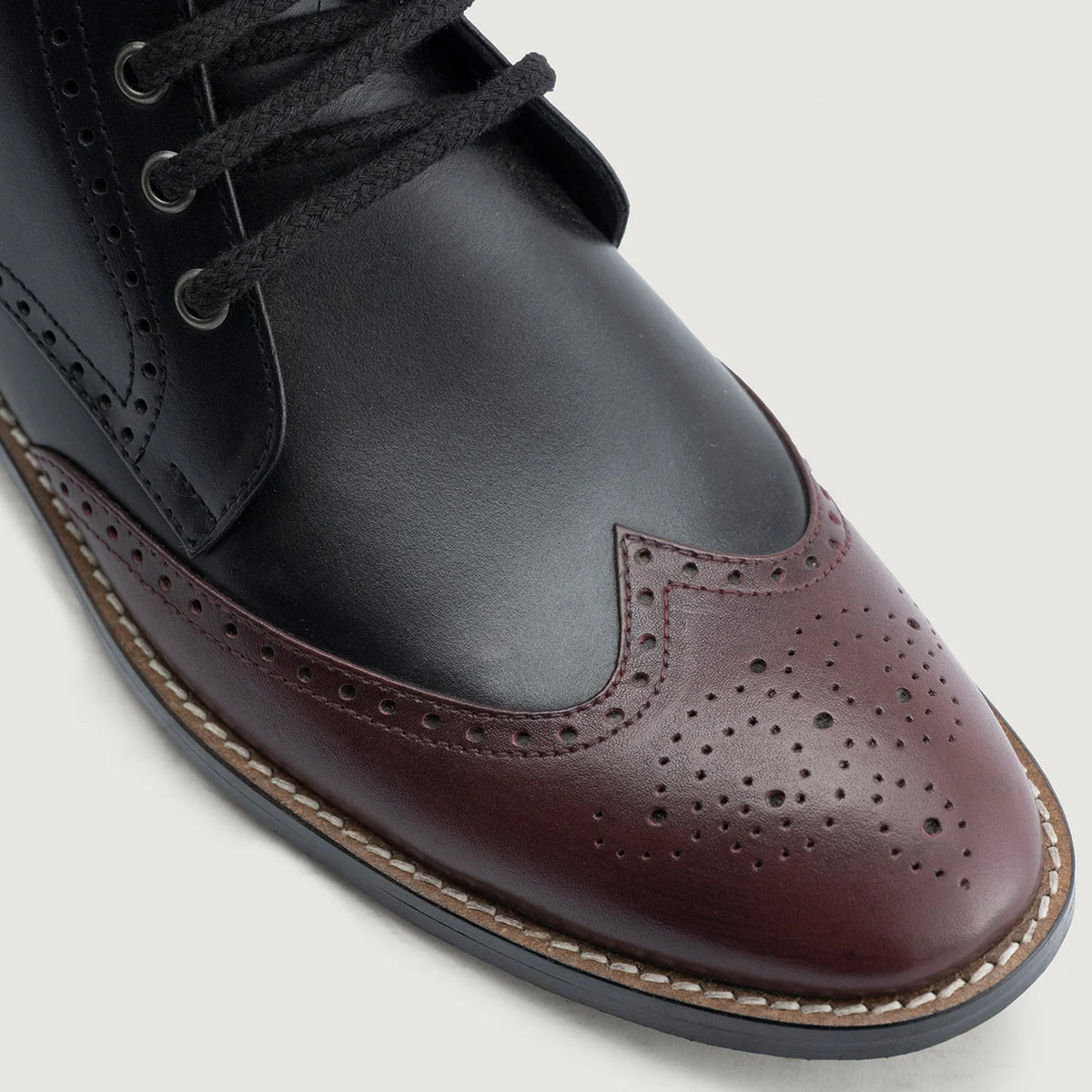 Vue détaillée of Classic Collar & Heavy-Duty Zipper Hardware on Duster Brogues Derby Maroon Black Leather Boots StudGuard For Men