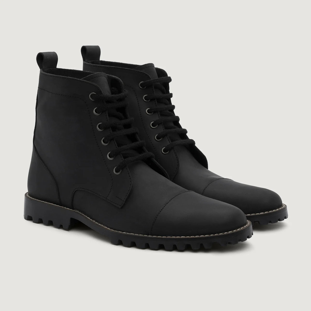 Knight Derby Matte Black Pullup Leather Boots TerraGrip For Men in Matte Black Full-Grain Leather - Vue de profil | Acheter en ligne