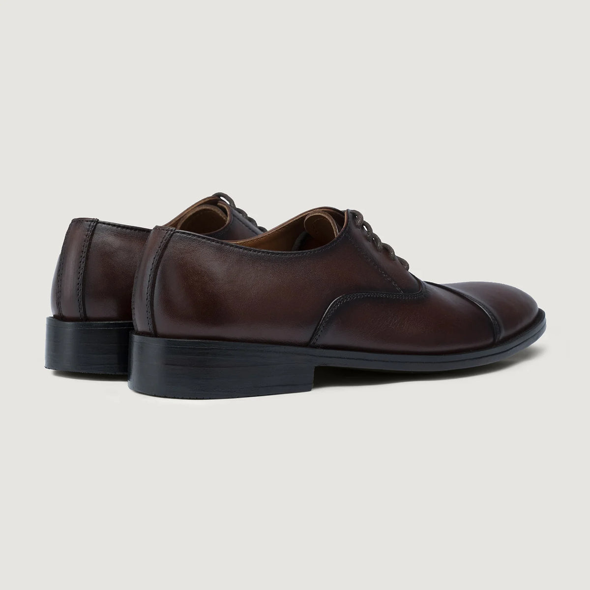 High-Traction Rubber Outsole & Lug Tread Pattern on Professor Oxford Burnished Marron Chaussures en cuir pour Homme For Men
