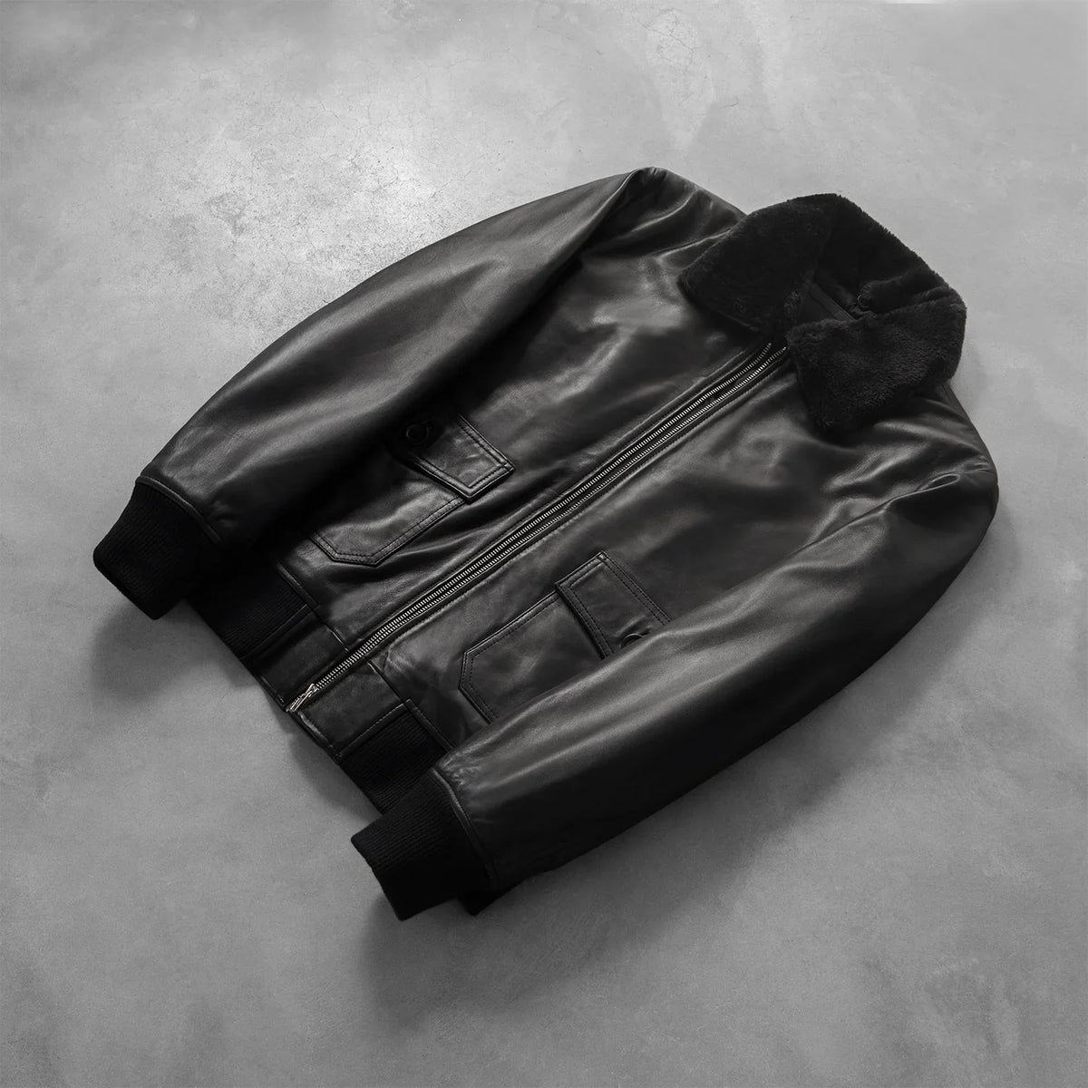 Rib Knit &amp; Hem Craftsmanship Construction Detail on Men's Airin G-1 Noir Blouson Bomber en Cuir pour Homme