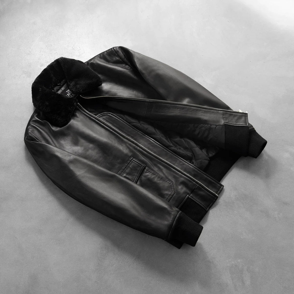 Styled Fit Perspective of Men's Airin G-1 Noir Blouson Bomber en Cuir pour Homme on Model - Natural Daylight Drape