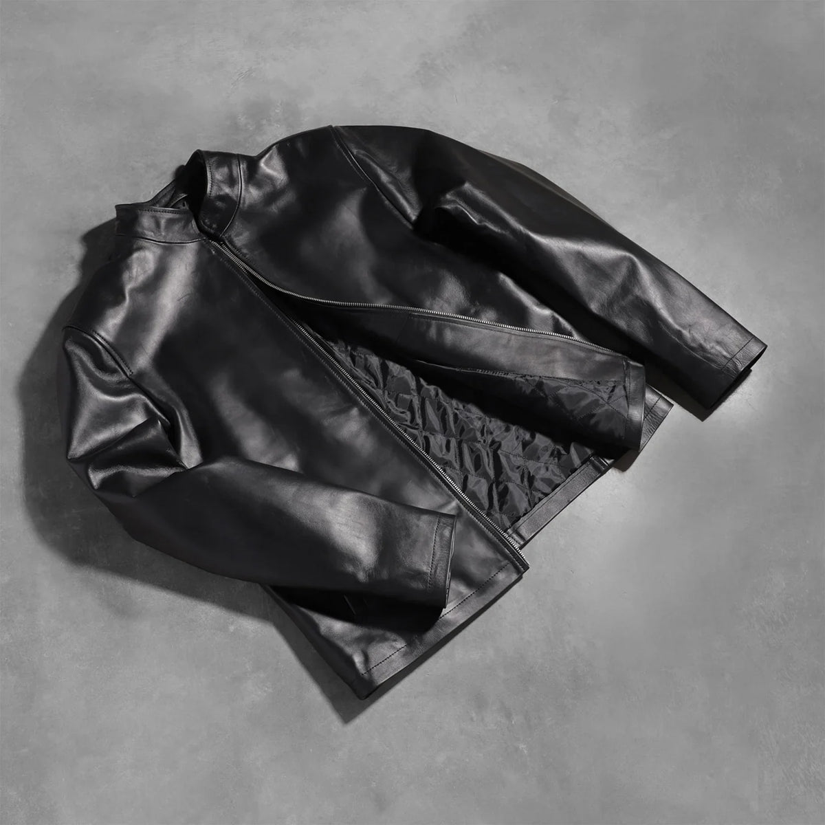 Perspective portée de Alex Black Leather Biker Jacket sur modèle - Tombé naturel à la lumière du jour