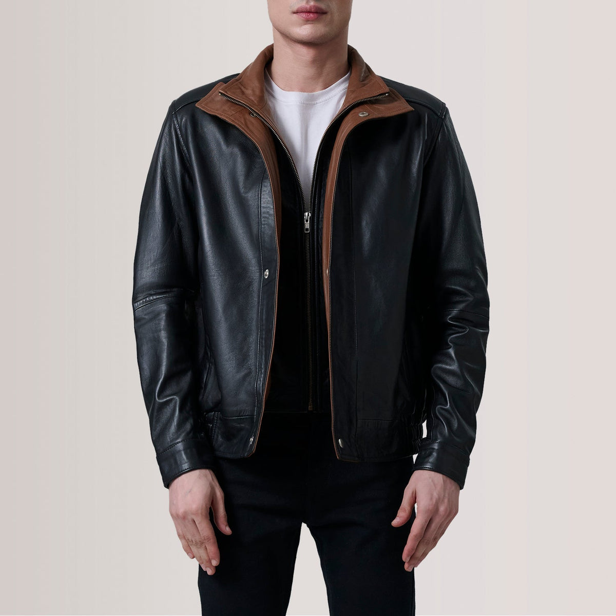 Alfred Brown Leather Bomber Jacket For Men in Brown Sheepskin Leather - Vue de face &amp; silhouette ajustée | Acheter en ligne