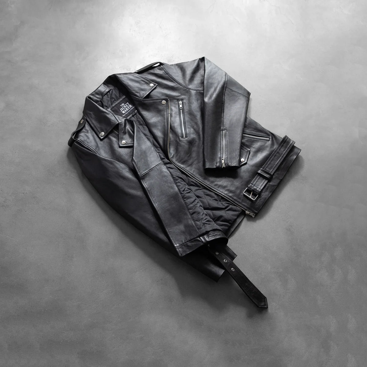 
Détail de confection artisanale de l'ourlet sur Allaric Alley Black Leather Biker Jacket