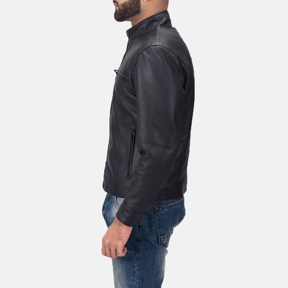 
Austere Matte Noir Veste Motard en Cuir pour Homme - Vue de profil mettant en valeur la coupe de manche ergonomique