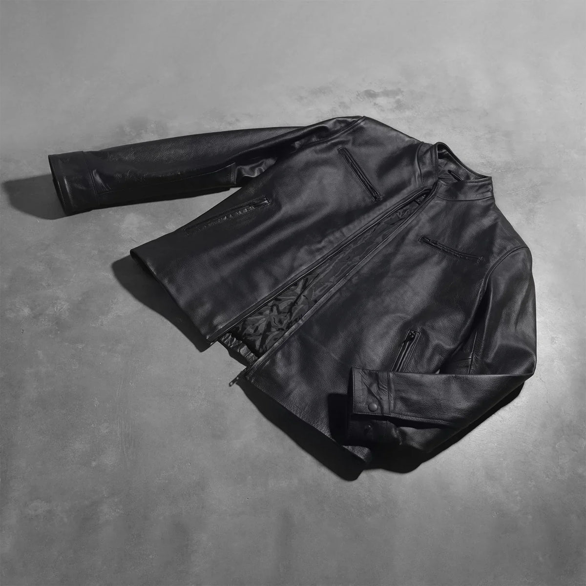 
Button & Hem Craftsmanship Construction Detail on Austere Matte Noir Veste Motard en Cuir pour Homme