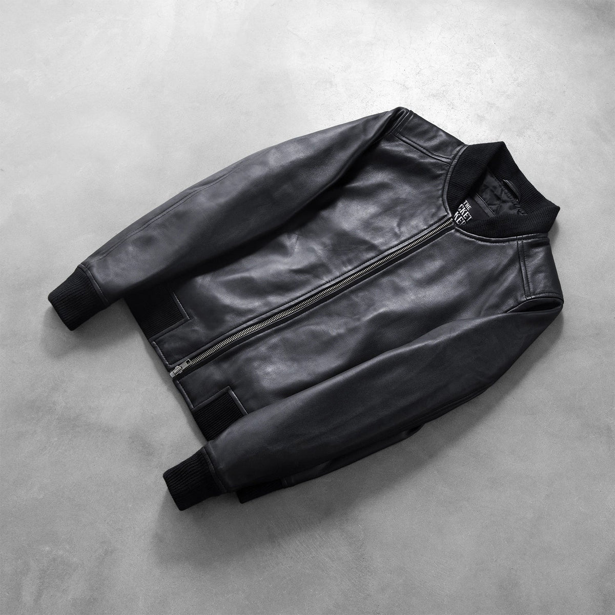 Rib Knit &amp; Hem Craftsmanship Construction Detail on Women's Bliss Noir Blouson Bomber en Cuir pour Femme