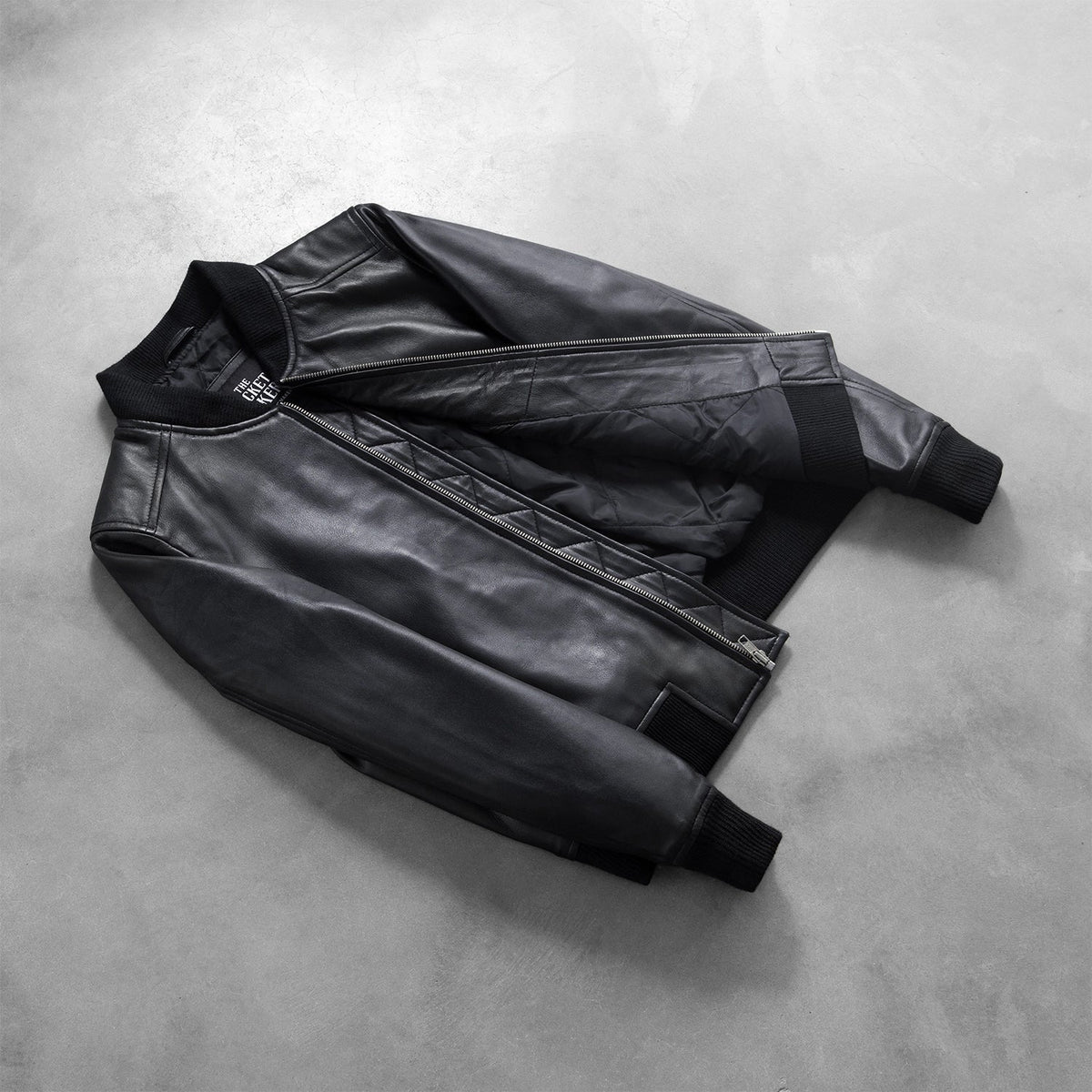 Styled Fit Perspective of Women's Bliss Noir Blouson Bomber en Cuir pour Femme on Model - Natural Daylight Drape