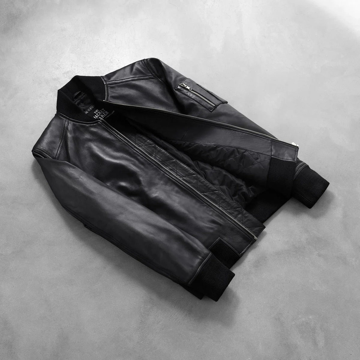 
Perspective portée de Bomia Ma-1 Black Leather Bomber Jacket sur modèle - Tombé naturel à la lumière du jour