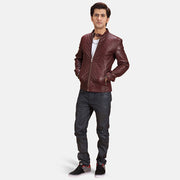 
Burgunn Dee Bordeaux Veste Motard en Cuir pour Homme - Vue de profil mettant en valeur la coupe de manche ergonomique