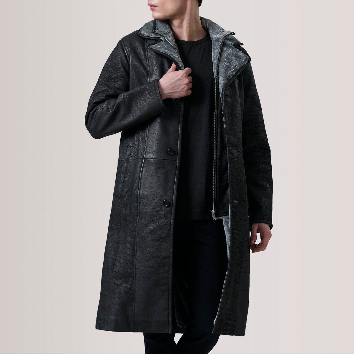 Cai Patine Usée Noir Leather Shearling Manteau en Cuir pour Homme For Men in Distressed Black Sheepskin Snuffed - Vue de face &amp; silhouette ajustée | Acheter en ligne