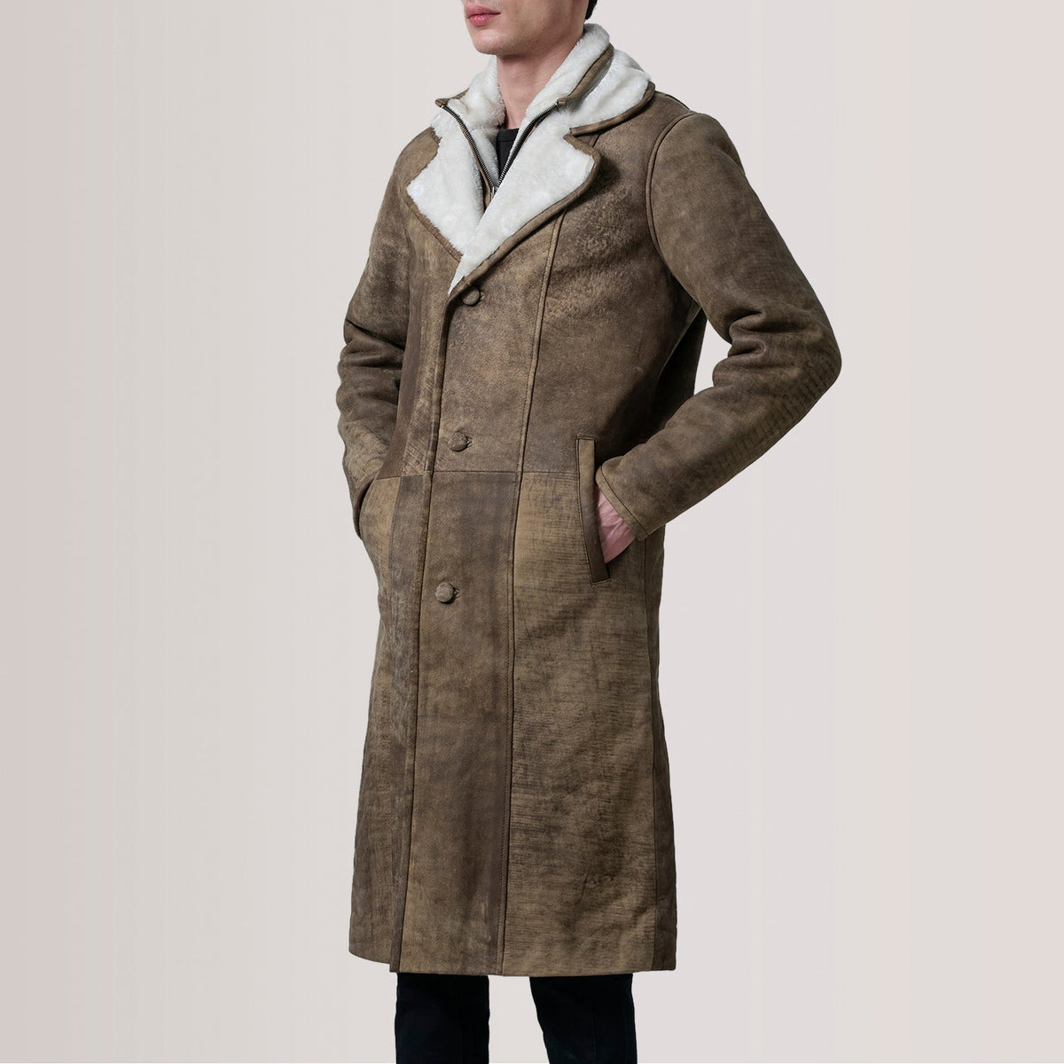 Cai Distressed Brown Leather Shearling Coat For Men - Vue de profil mettant en valeur la coupe de manche ergonomique