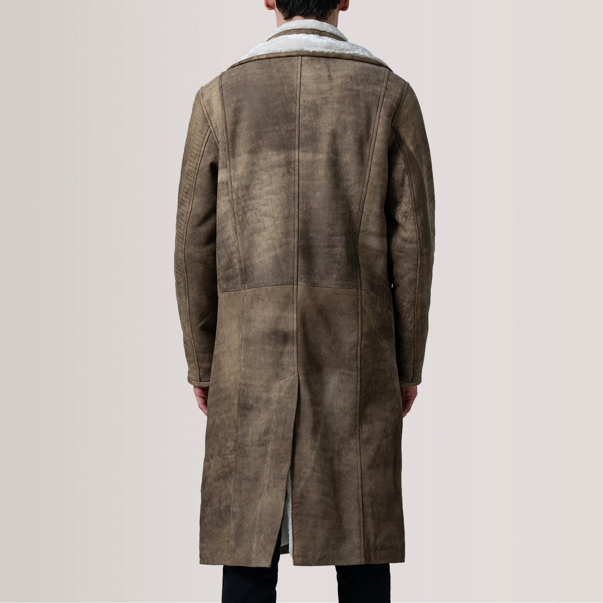 Vue détaillée of Notch & Button Hardware on Cai Distressed Brown Leather Shearling Coat For Men