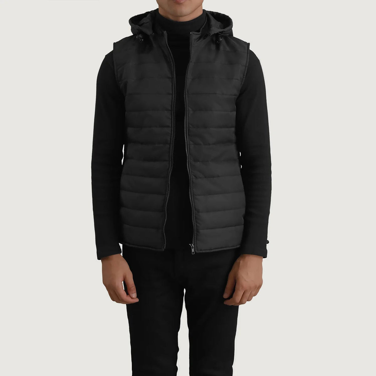 
Carlo Noir Doudoune sans manches à capuche pour Homme en cuir de vachette noir véritable - Vue de face & silhouette ajustée | Acheter en ligne