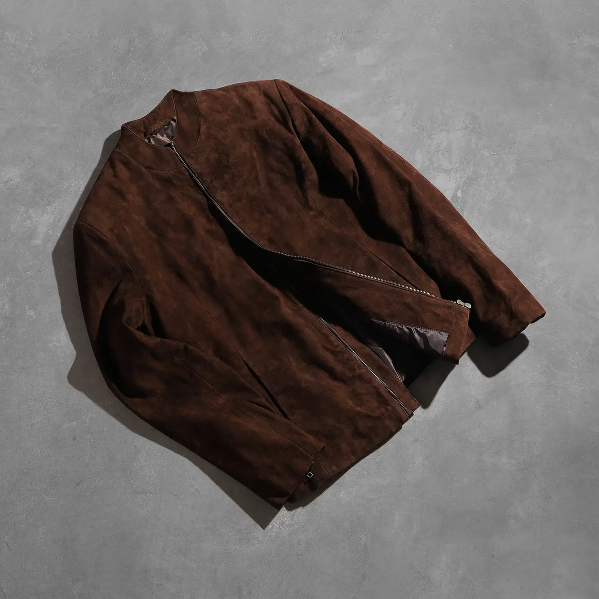 
Détail de confection artisanale de l'ourlet sur Charcoal Moka Suede Veste Motard en Cuir pour Homme