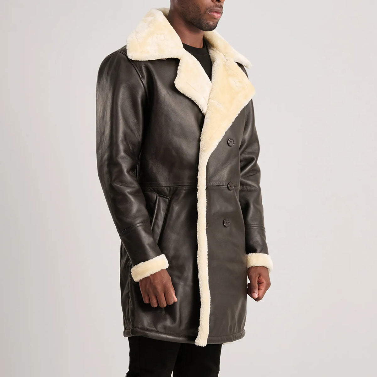 
Perspective portée de Charles Brown Suede Leather Shearling Double-Breasted Coat sur modèle - Tombé naturel à la lumière du jour