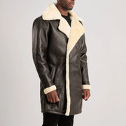 
Perspective portée de Charles Brown Suede Leather Shearling Double-Breasted Coat sur modèle - Tombé naturel à la lumière du jour