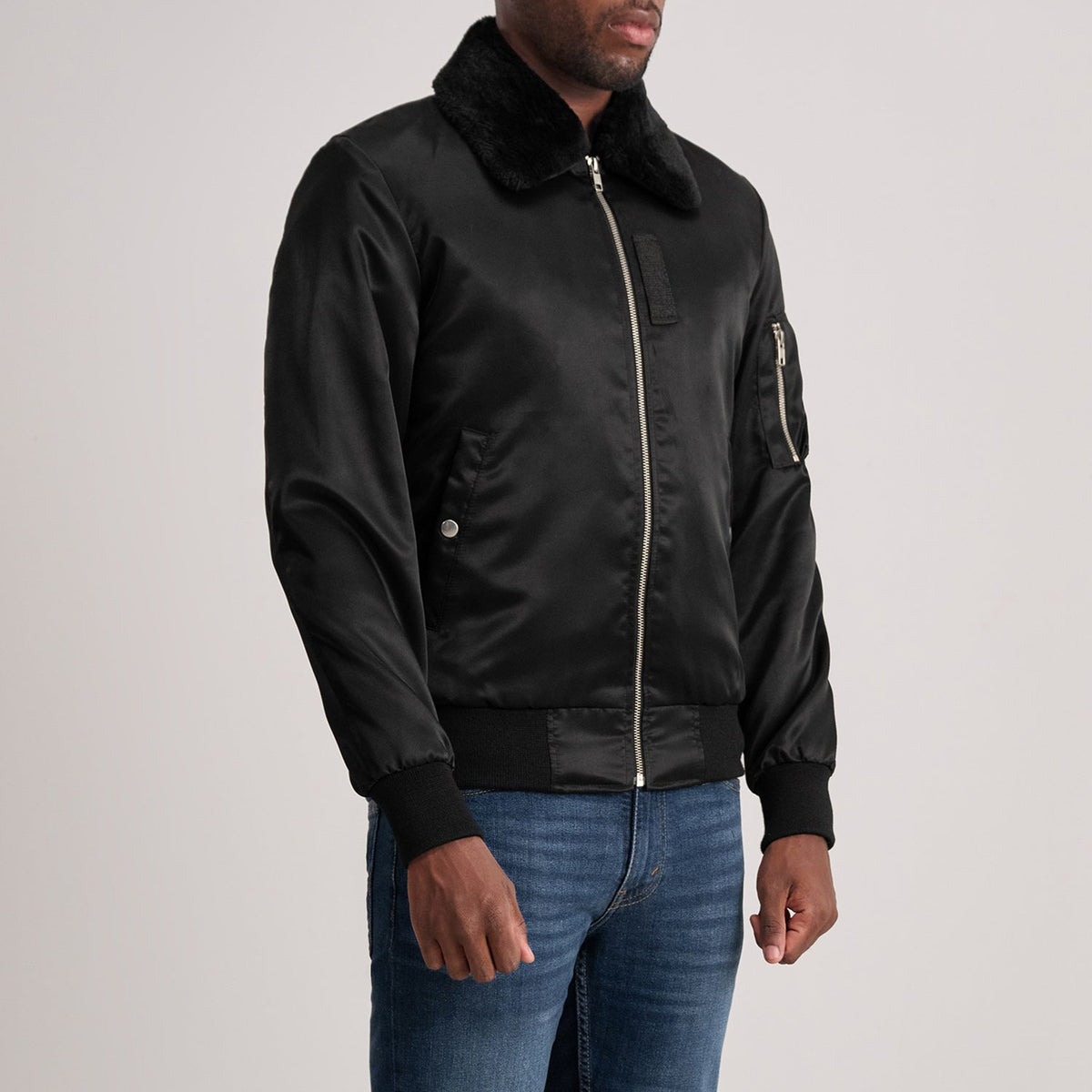 Black Satin Bomber Jacket - Vue de dos avec coupe ajustée aux épaules &amp; ourlet soigné