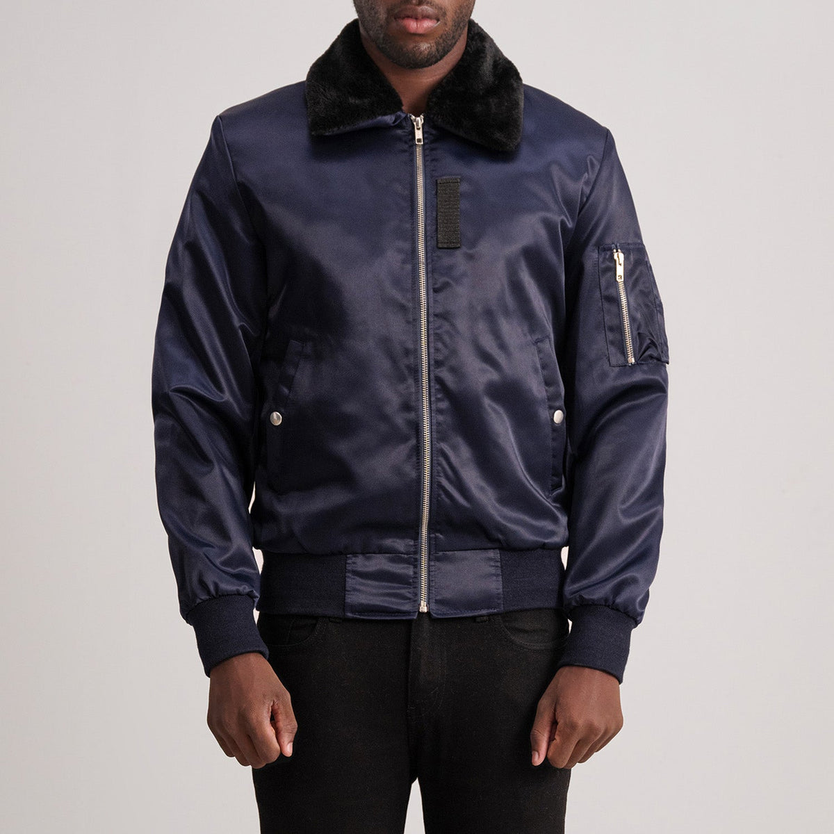 Clyde B-15 Blue Bomber Jacket in Blue Satin - Vue de face &amp; silhouette ajustée | Acheter en ligne