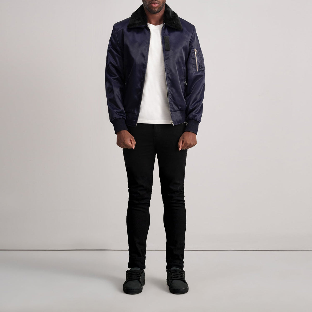Vue détaillée of Removable faux fur collar &amp; Zipper Hardware on Clyde B-15 Blue Bomber Jacket