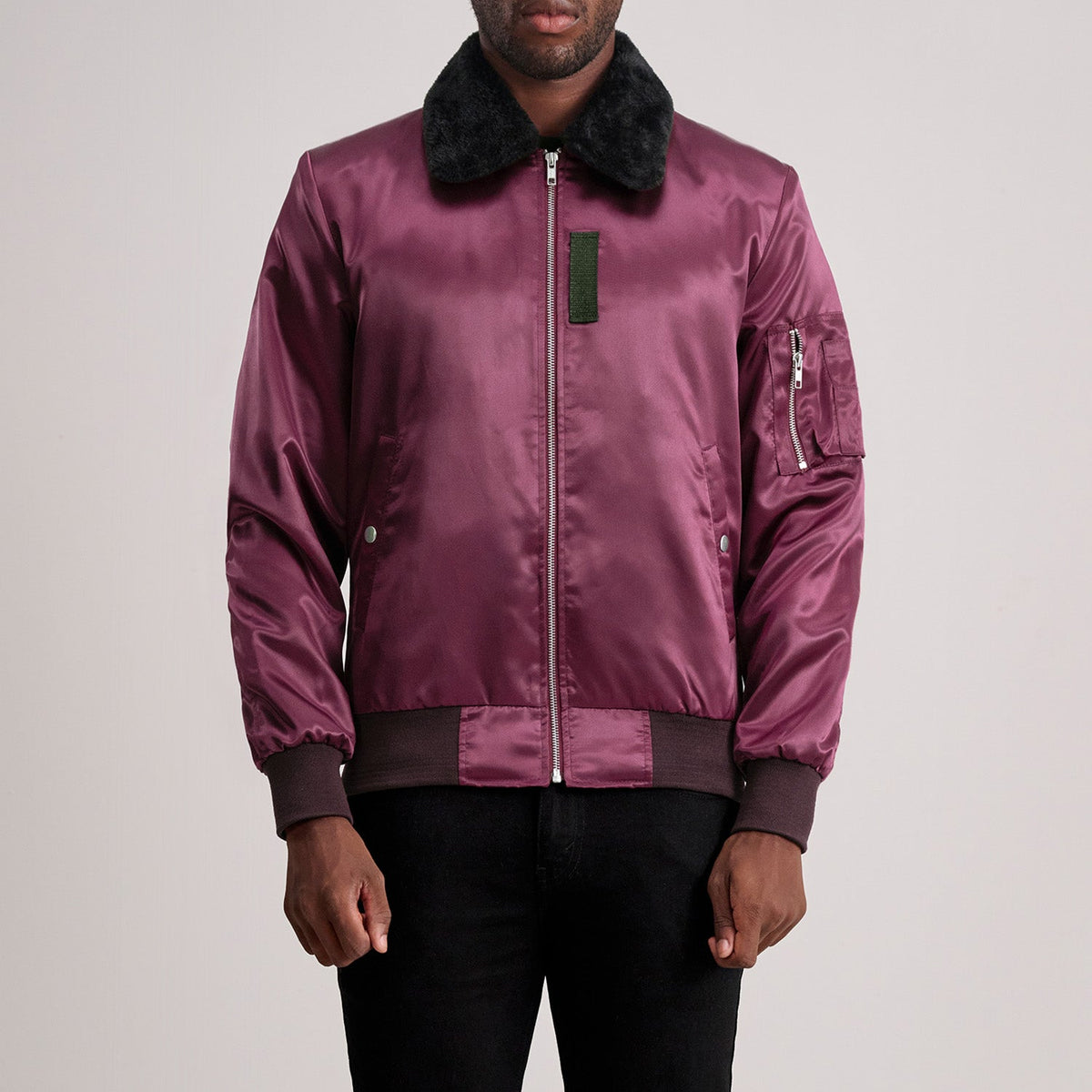 Clyde B-15 Bordeaux Blouson Bomber en Cuir pour Homme in Maroon Satin - Vue de face &amp; silhouette ajustée | Acheter en ligne
