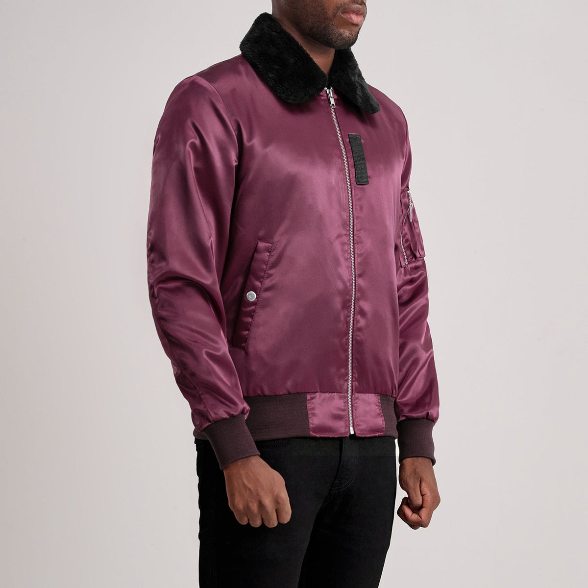 Maroon Satin Bomber Jacket - Vue de dos avec coupe ajustée aux épaules &amp; ourlet soigné