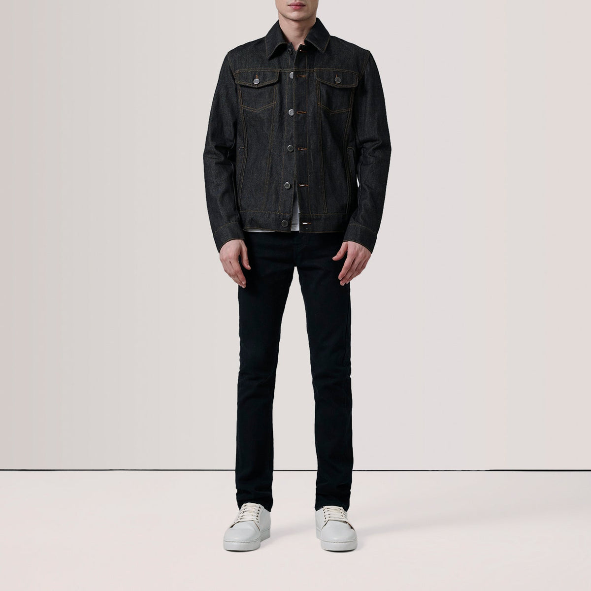 
Black Full-Grain leather Jacket - Vue arrière montrant la carrure ajustée et l'ourlet net