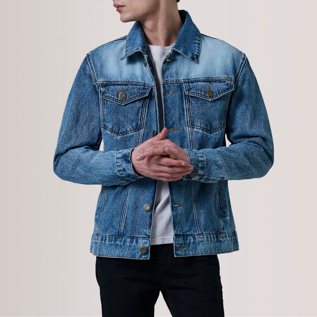 Conard Ice Bleu Denim Trucker Veste en Cuir pour Homme For Men in Ice Blue Full-Grain Leather - Vue de face &amp; silhouette ajustée | Acheter en ligne