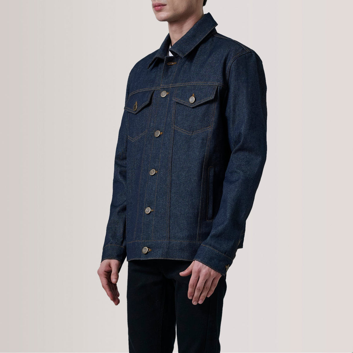 Conard Ash Grey Denim Trucker Jacket For Men - Vue de profil avec coupe de manche ergonomique