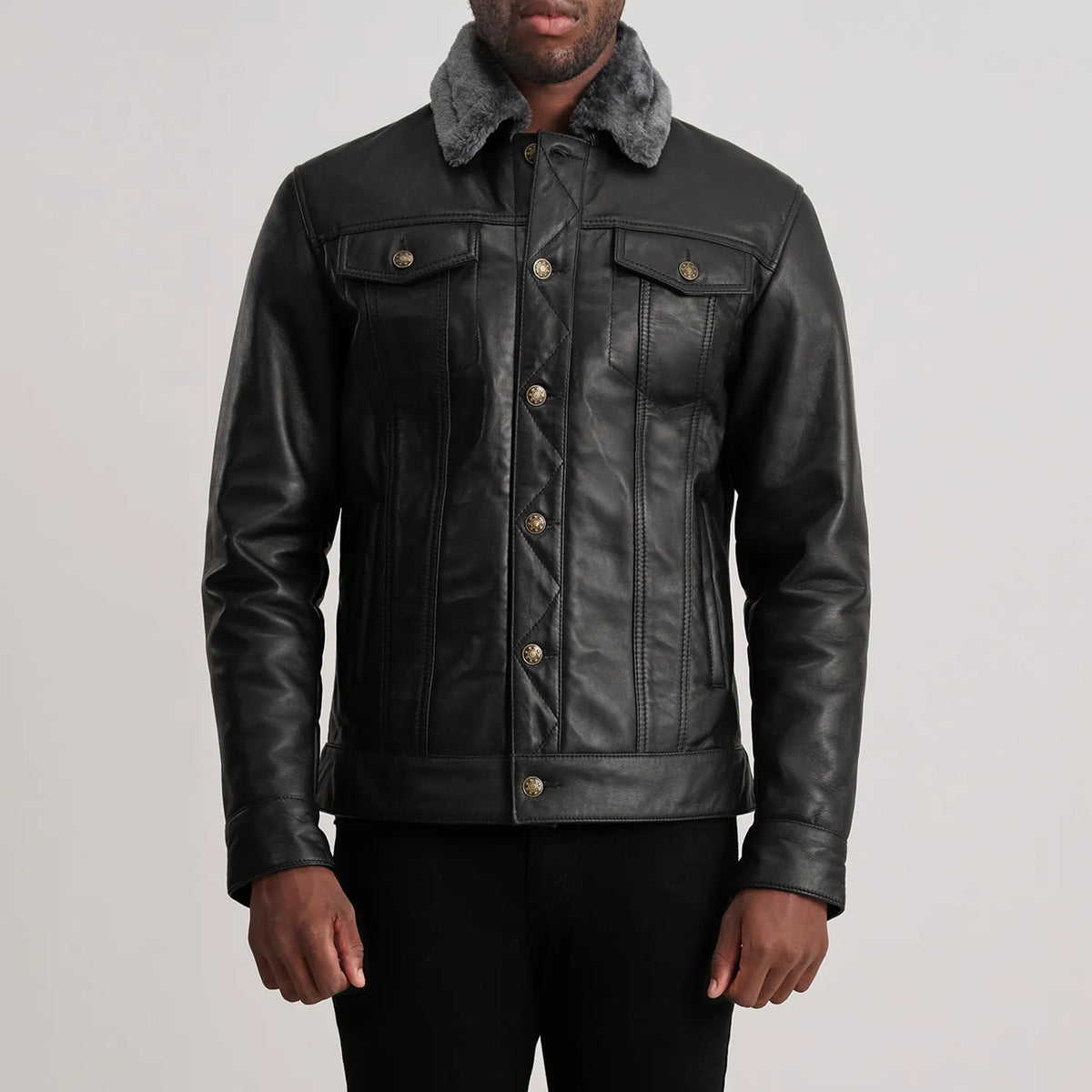Vue détaillée of Classic Collar &amp; Button Hardware on Dallis Noir Leather Shearling Trucker Veste en Cuir pour Homme