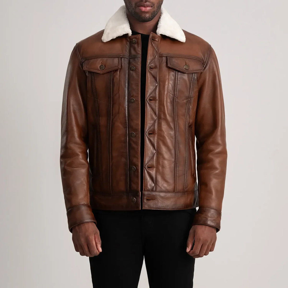 
Dallis Marron Leather Shearling Trucker Veste en Cuir pour Homme in Waxed Brown Sheepskin Leather - Vue de face & silhouette ajustée | Acheter en ligne