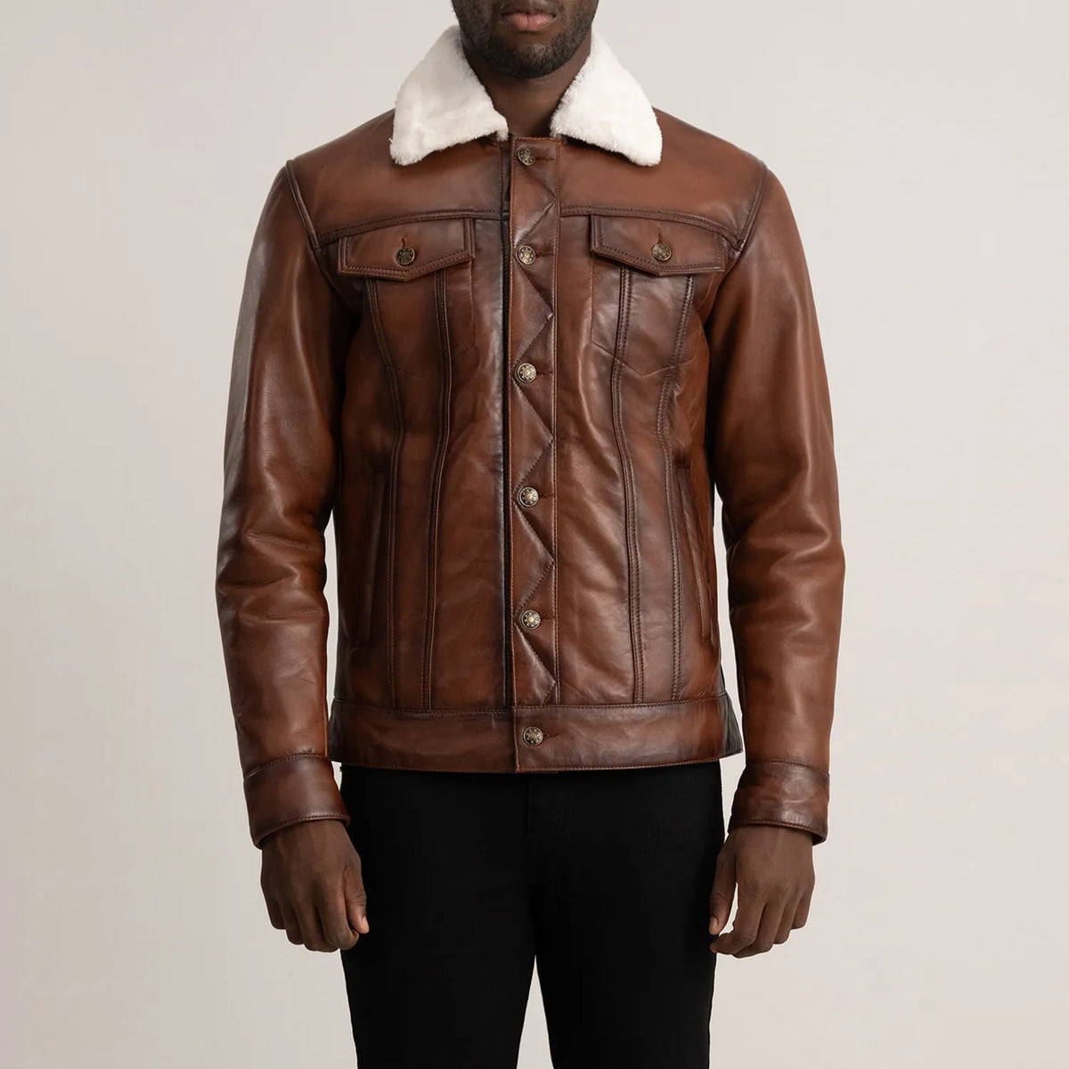 
Vue détaillée of Classic Collar & Button Hardware on Dallis Marron Leather Shearling Trucker Veste en Cuir pour Homme