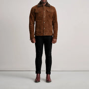 
Dallis Marron Suede Shearling Trucker Veste en Cuir pour Homme - Vue de profil mettant en valeur la coupe de manche ergonomique