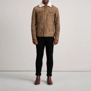 
Dallis Snuffed Brown Shearling Trucker Jacket - Vue de profil mettant en valeur la coupe de manche ergonomique