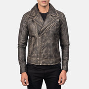 
Détail de confection artisanale de l'ourlet sur Danny Quilted Brown Leather Biker Jacket